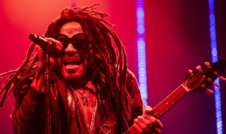 Copenhagen (Denmark), 23/03/2025.- US musician Lenny Kravitz performs on stage at the Royal Arena in Copenhagen, Denmark, 22 March 2025. (Dinamarca, Copenhague) EFE/EPA/Torben Christensen DENMARK OUT