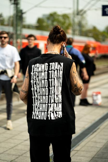 Un viaje de siete horas lleno de bailes y música 'techno'