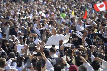 El Papa León XIV recorre la plaza de San Pedro en Papamóvil por primera vez antes de la misa de inicio de su Pontificado, a 17 de mayo de 2025, en Ciudad del Vaticano. Con esta ceremonia se marca el inicio del ministerio petrino del estadounidense Robert Prevost, el Papa León XIV. Prevost se convierte así en el 267 Pontífice de la Iglesia tras el fallecimiento el pasado 21 de abril del Papa Francisco. Se espera la presencia de más de 150 delegaciones internacionales y cerca de 200.000 fieles.