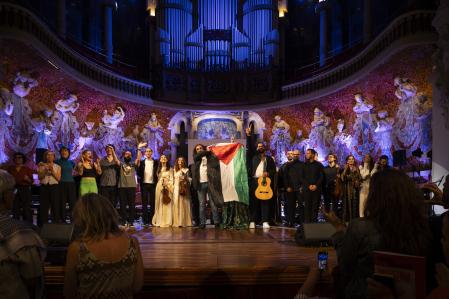 Los protagonistas mostraron orgullosos la bandera palestina al acabar el espectáculo