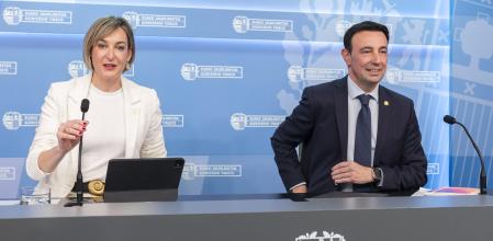 La portavoz del Gobierno vasco, Maria Ubarretxena junto al vicelehendakari segundo y el consejero de Economía, Trabajo y Empleo, Mikel Torres.
