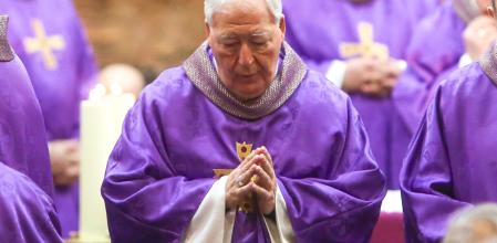 El obispo de Alcalá, Juan Antonio Reig Plà durante la ceremonia de Eucaristía en el Santuario del Sagrado Corazón del Cerro de los Ángeles en Getafe, donde los obispos de España han peregrinado con el objetivo de ganar el Jubileo. 