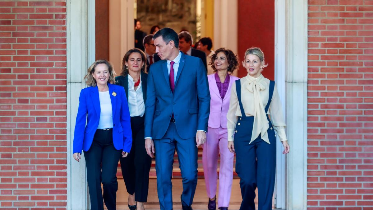 Terciopelo, cuello mao, corbatas chillonas y rojo PSOE en 10 looks de la crónica política del 2023
