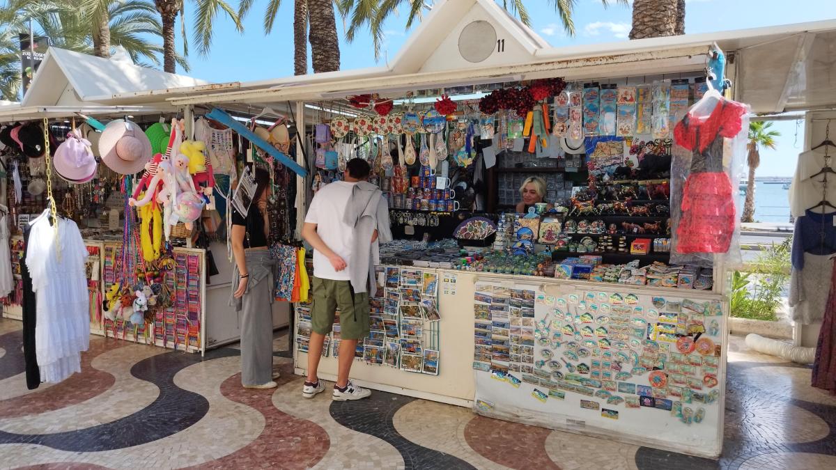 El Ayuntamiento ofrece ahora a los hippies de La Explanada ubicarse entre el Meliá y la playa