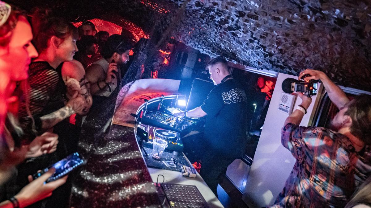 Fiesta sobre raíles: así son los trenes discoteca que cambian el silencio por música y luces neón