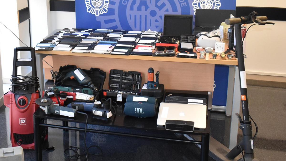 Intervienen en Badalona teléfonos móviles robados durante la Feria de Abril de Sevilla
