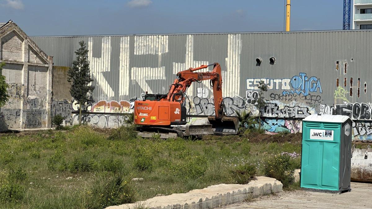 Badalona inicia la descontaminación del solar para construir la nueva escuela del Port