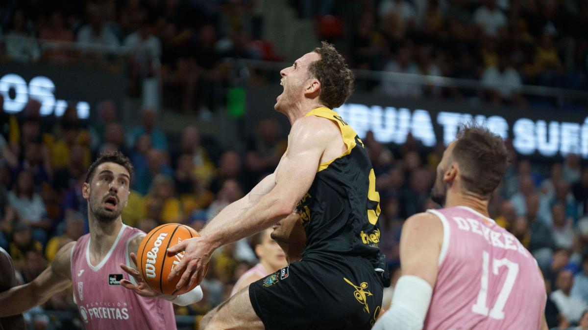 La Penya sucumbe a un Huertas eterno