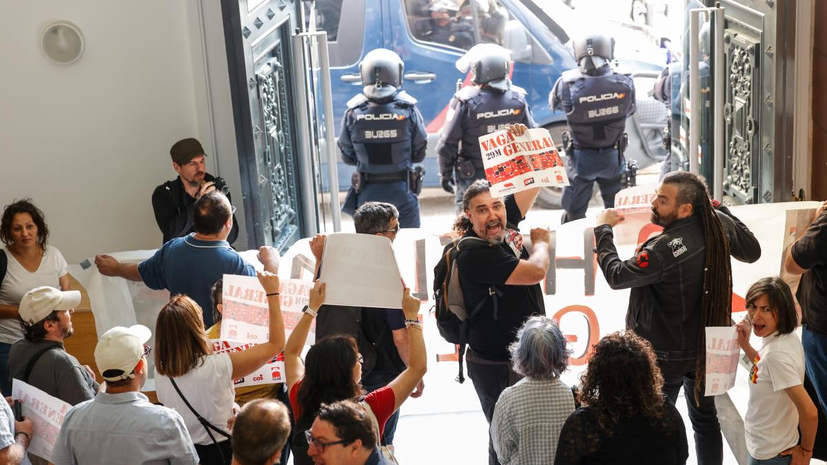 Los sindicatos CGT, CNT, Intersindical y COS ocupan la sede de la CEV en València