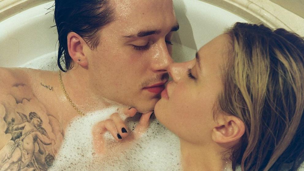 Brooklyn Beckham y Nicola Peltz celebran su aniversario en la bañera